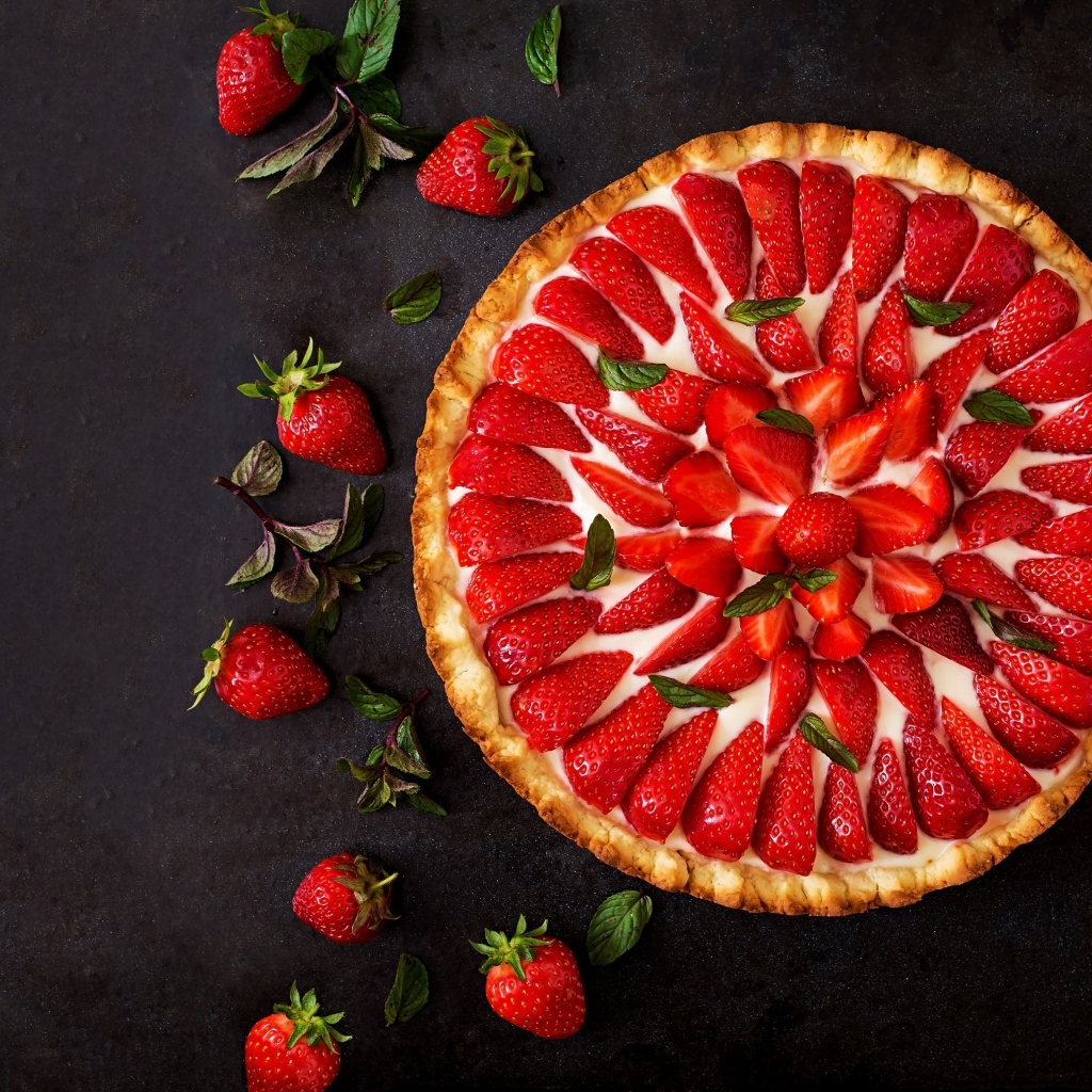 Большой пирог с кремом и ягодами клубники