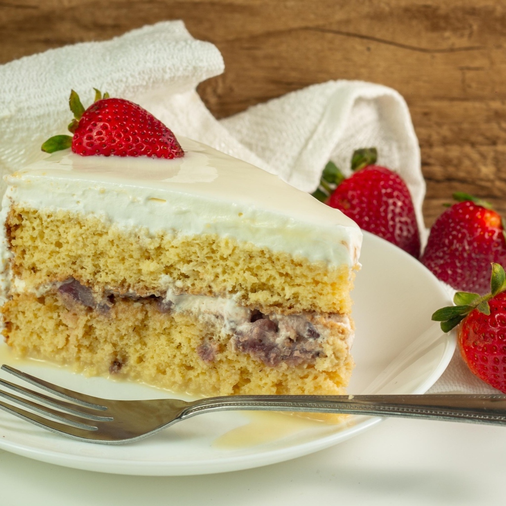 Большой кусок торта с ягодами клубники