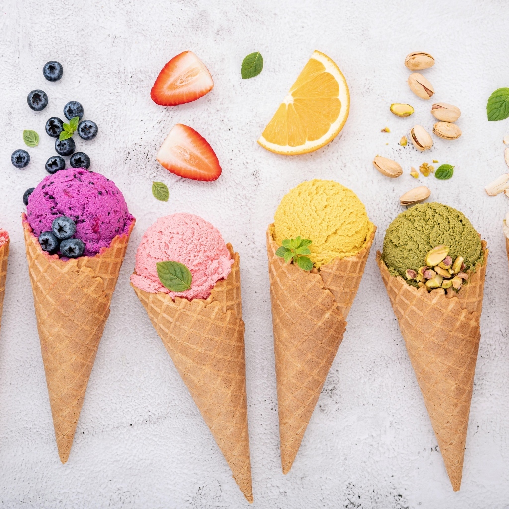 Много мороженого с вафельным рожком