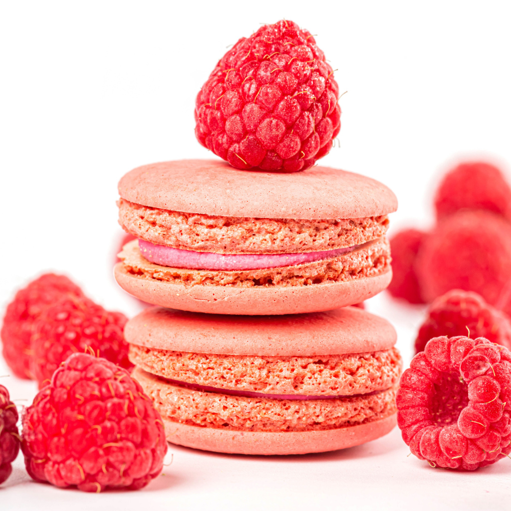 Печенье макарун с малиной на белом фоне