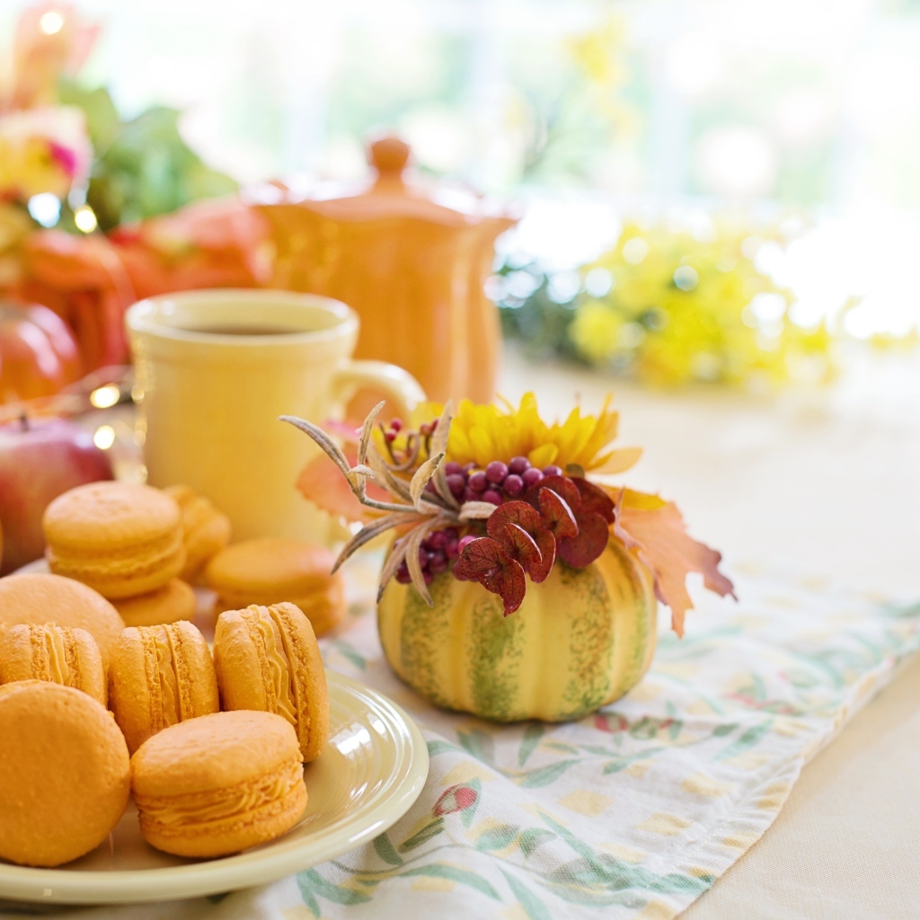 Десерт макарон на столе с чаем