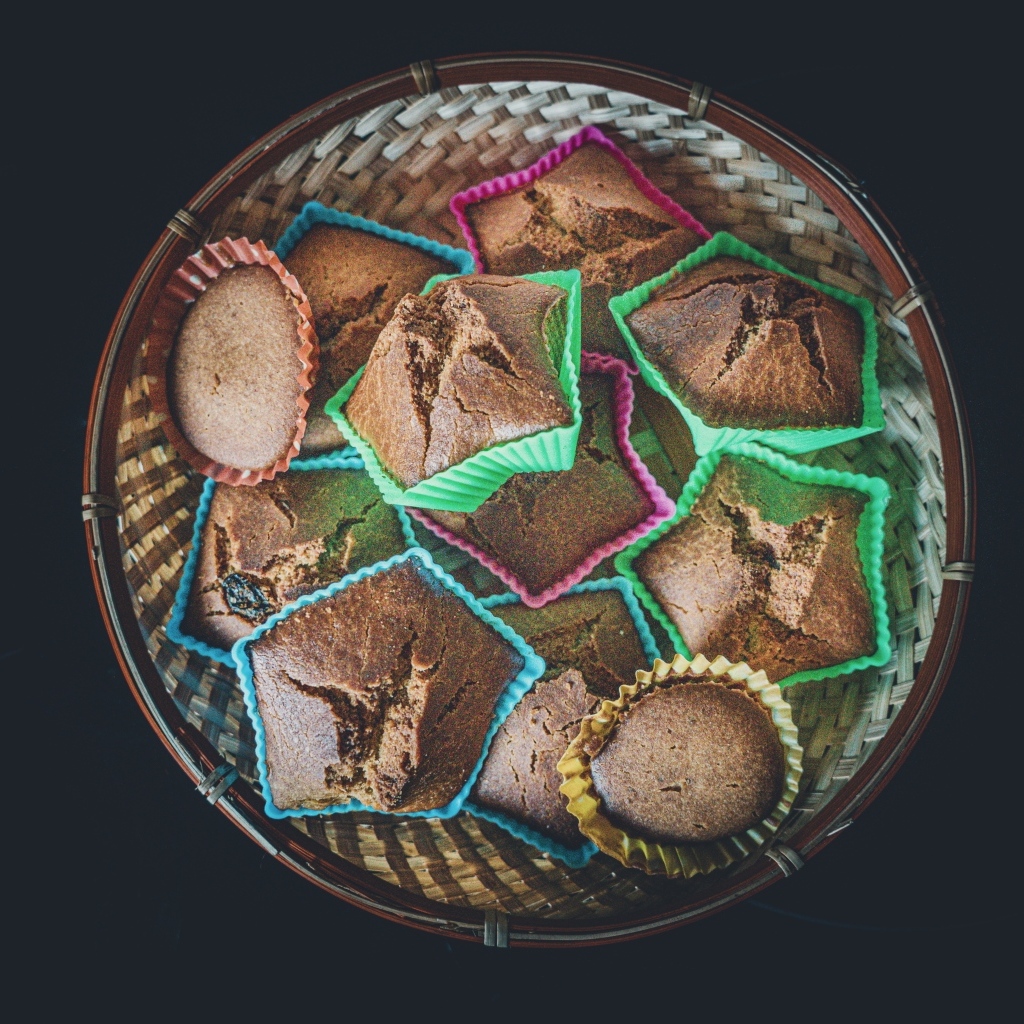 Много кексов в корзине на черном фоне