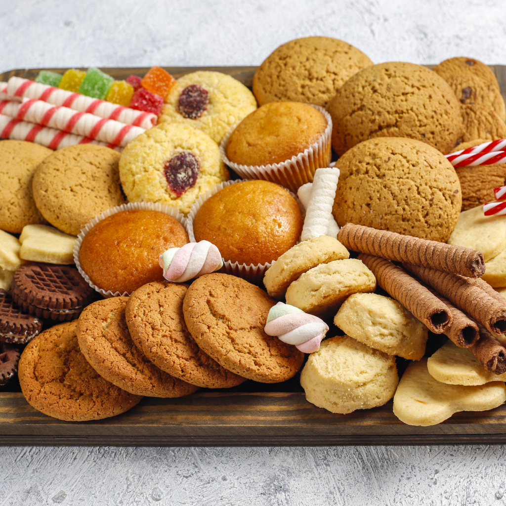 Много вкусного аппетитного печенья на столе