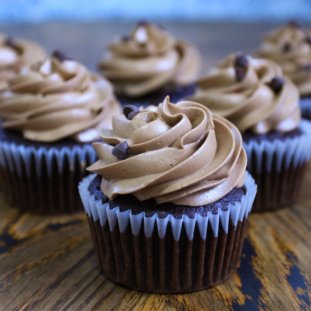 Маффины с кремом и шоколадной крошкой