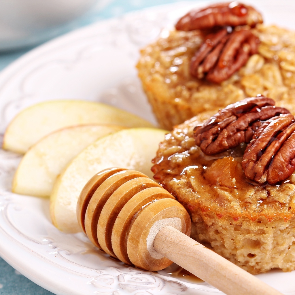 Кексы с медом, орехами и кусочками яблока