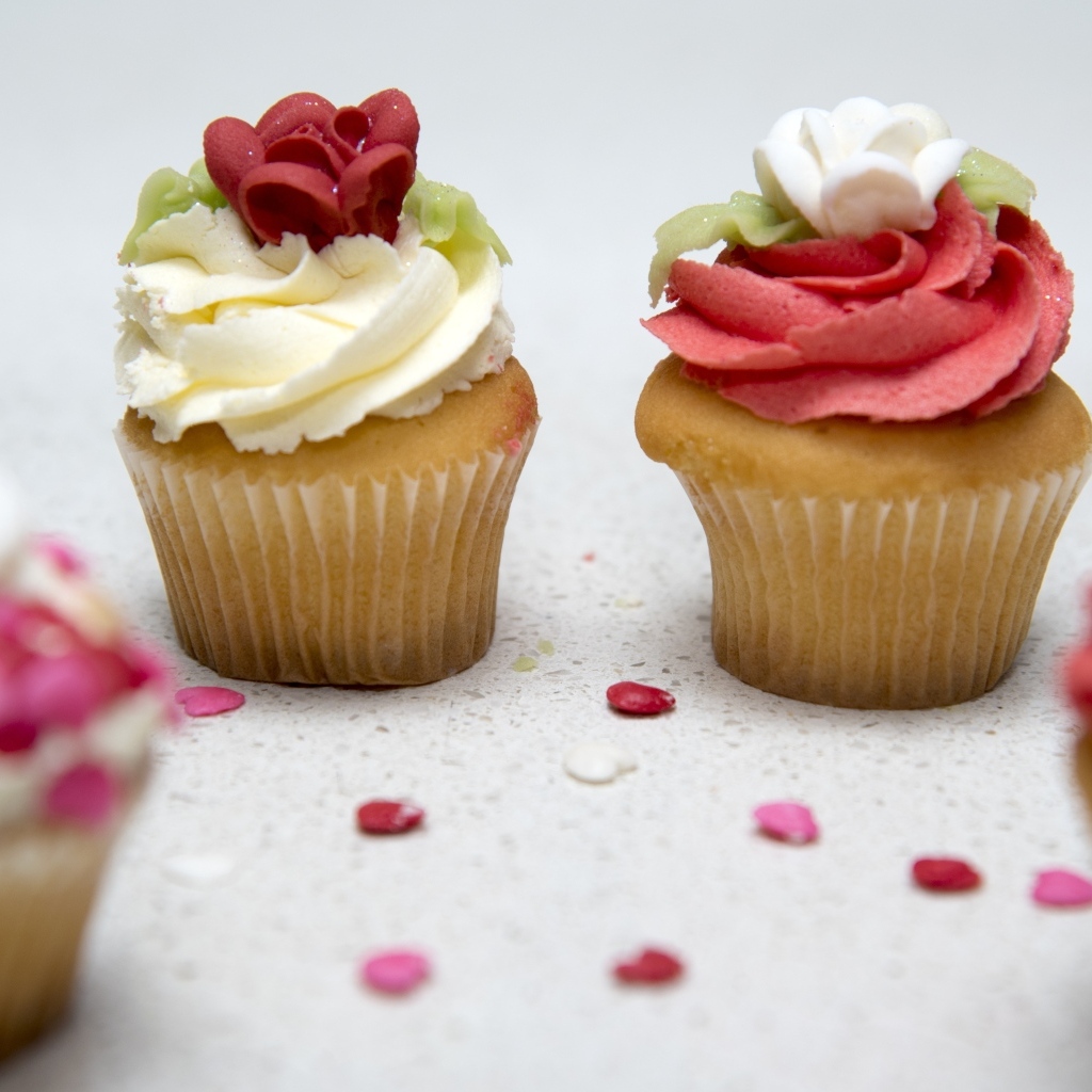 Маффины с красным и белым кремом