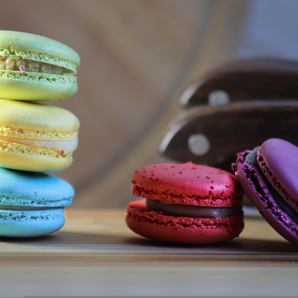 Разноцветный десерт макаронс на столе 
