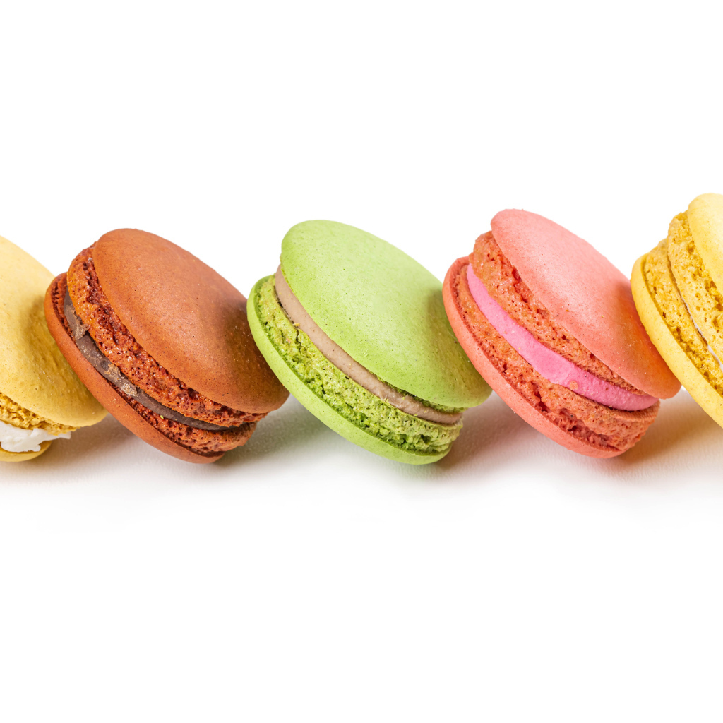 Разноцветный десерт макарун на белом фоне