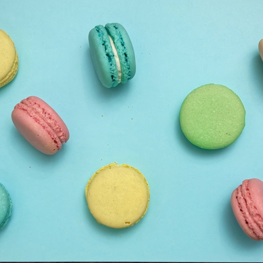 Разноцветный десерт макарон на голубом фоне
