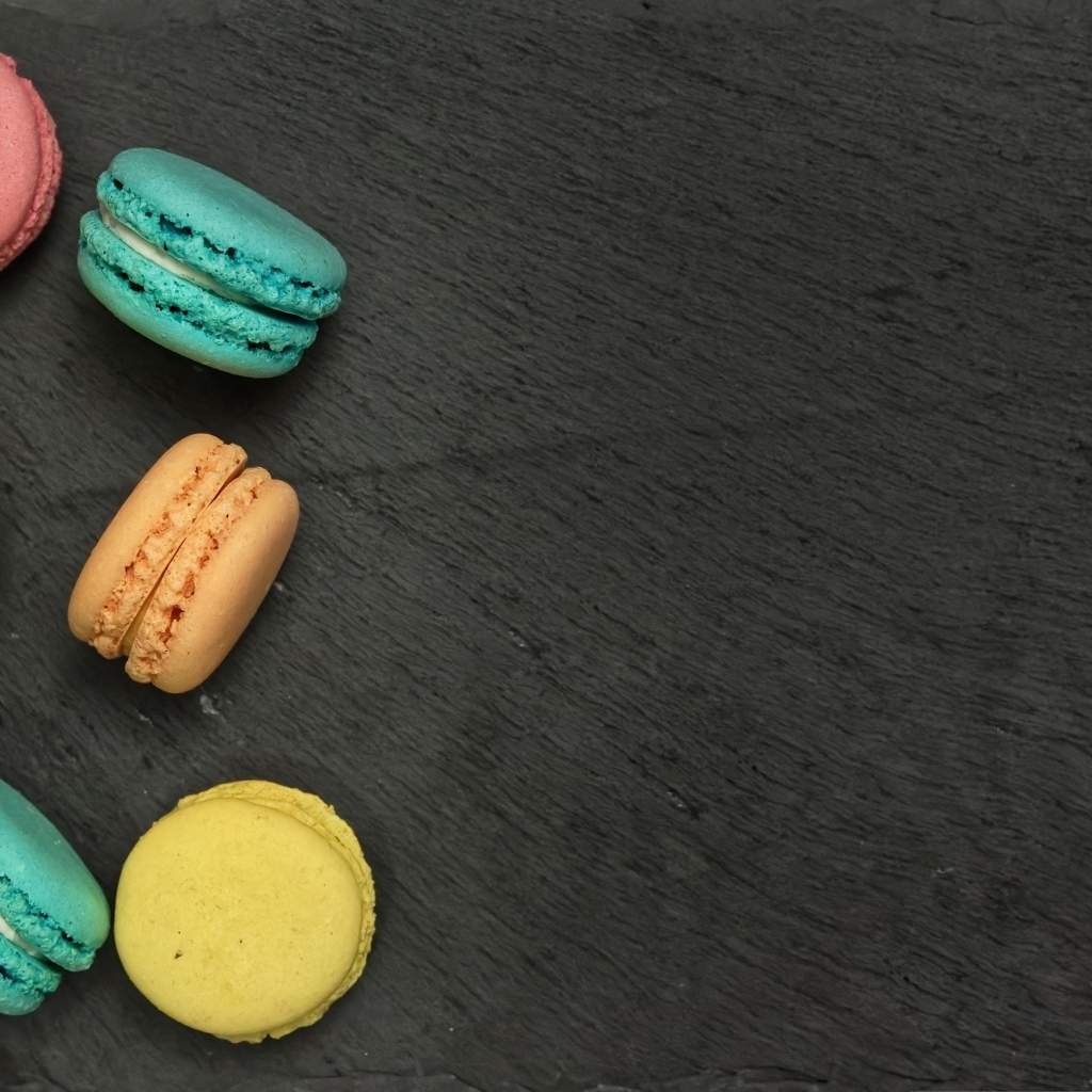 Разноцветный десерт макарон на сером столе