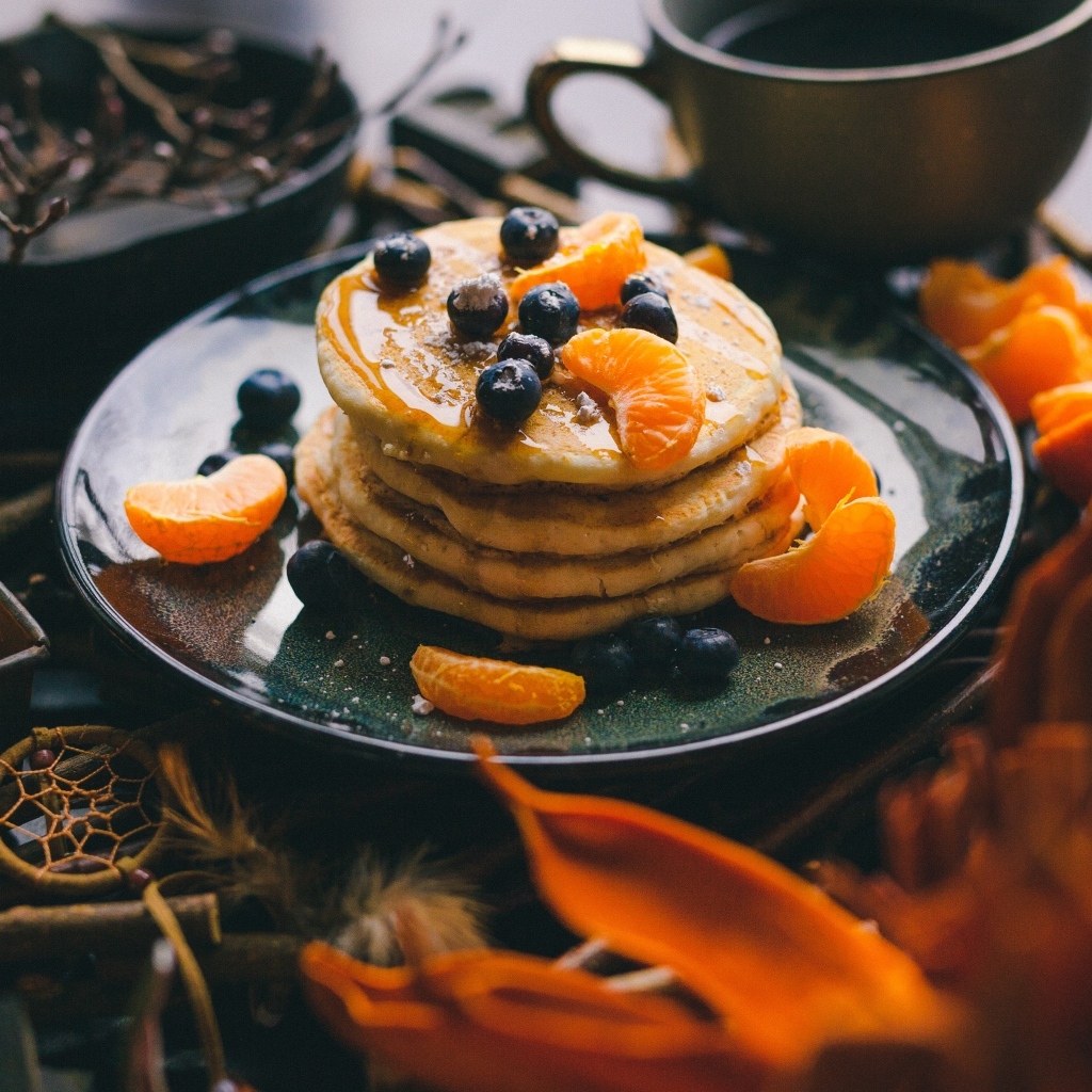 Оладьи с мандарином и ягодами черники