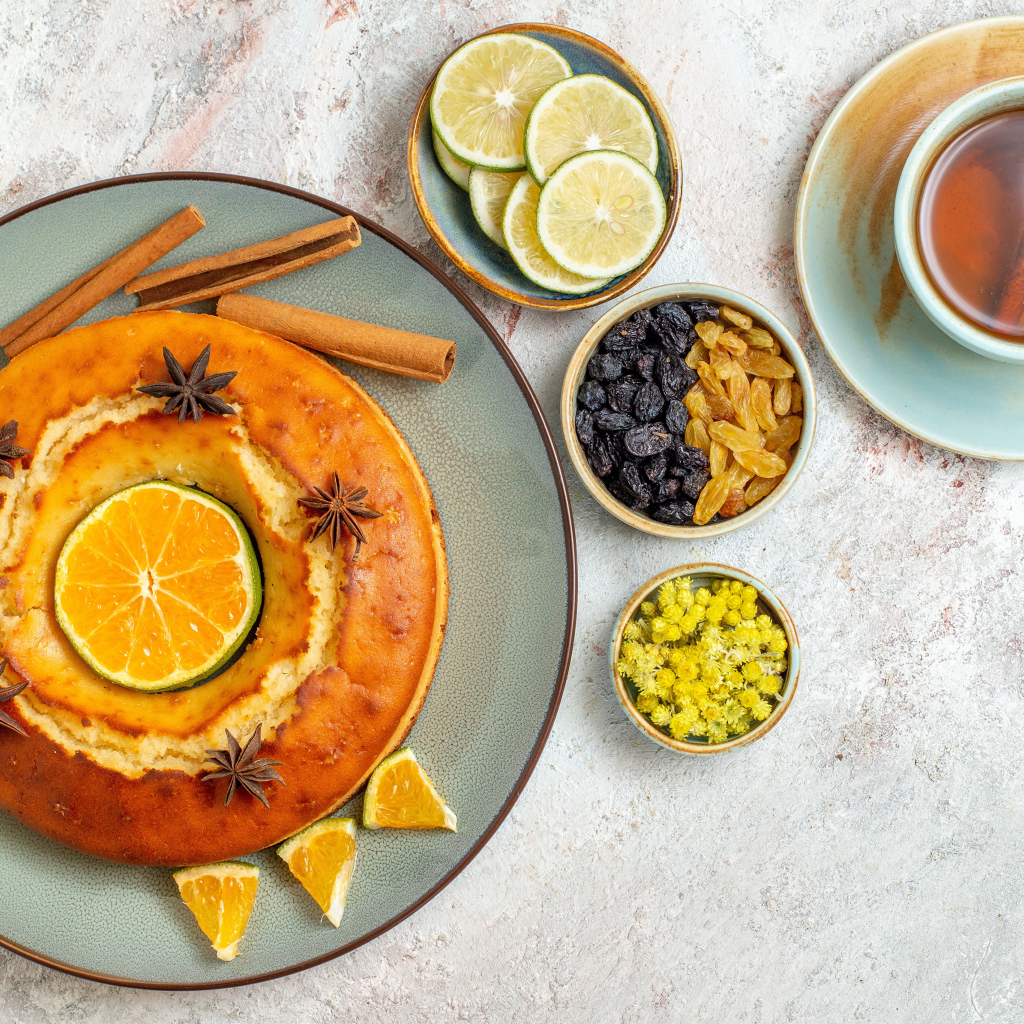 Пирог с лимонным кремом на столе