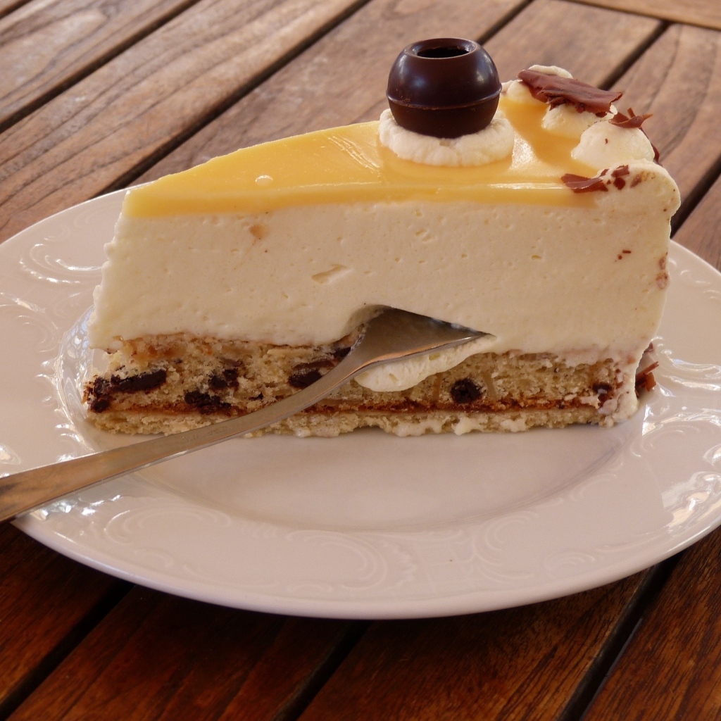 Кусок чизкейка на тарелке