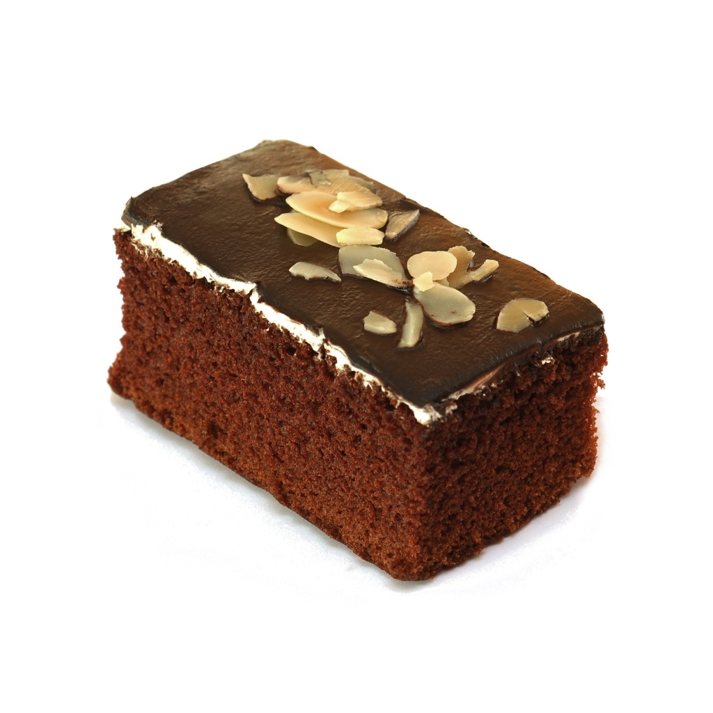 Кусок шоколадного торта на белом фоне