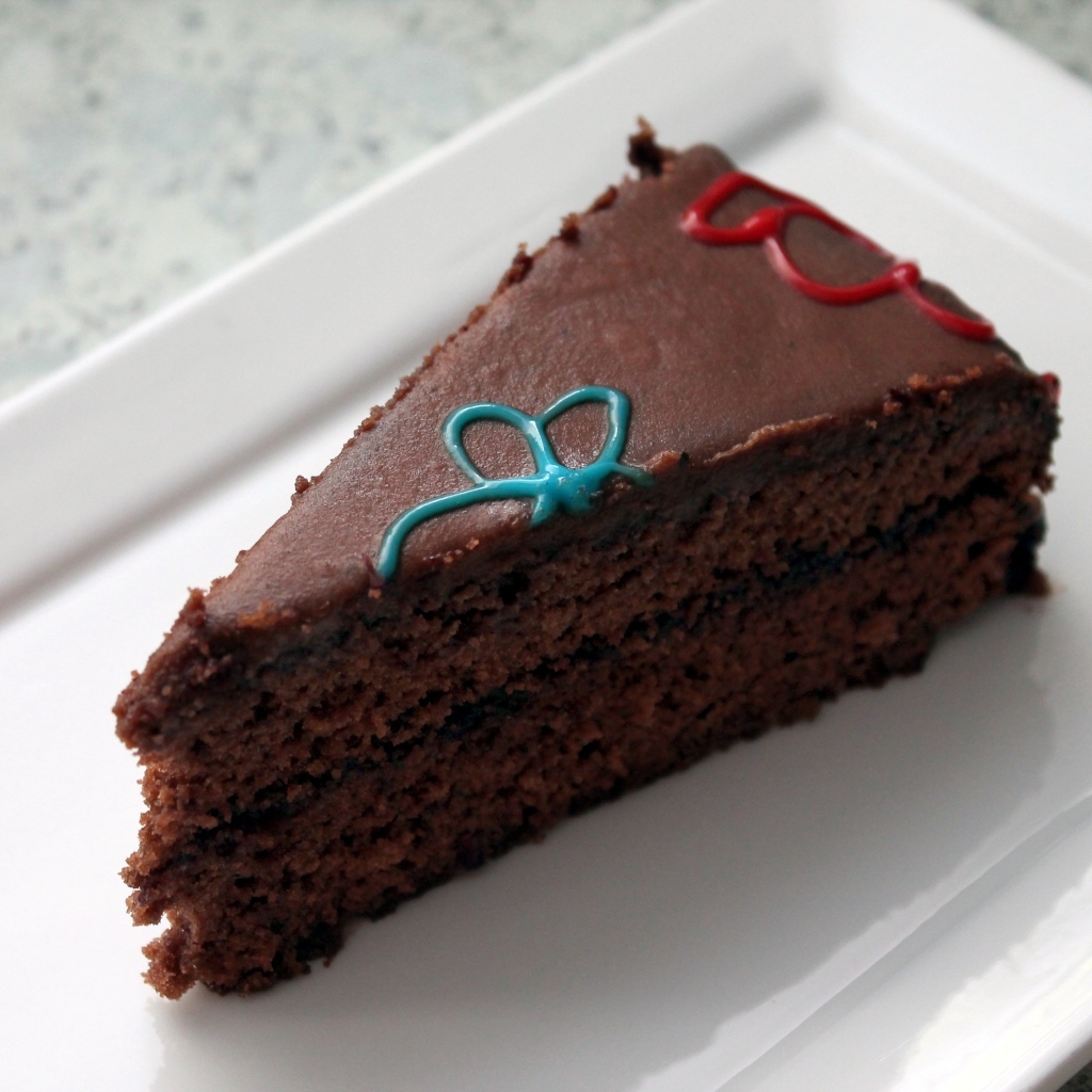 Кусок шоколадного торта на белой тарелке 