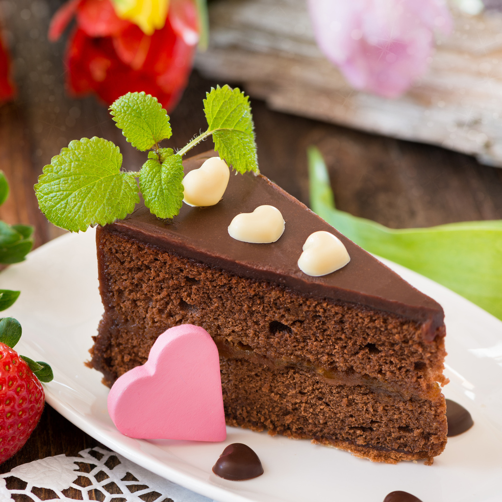 Кусок шоколадного торта с клубникой и сердечком