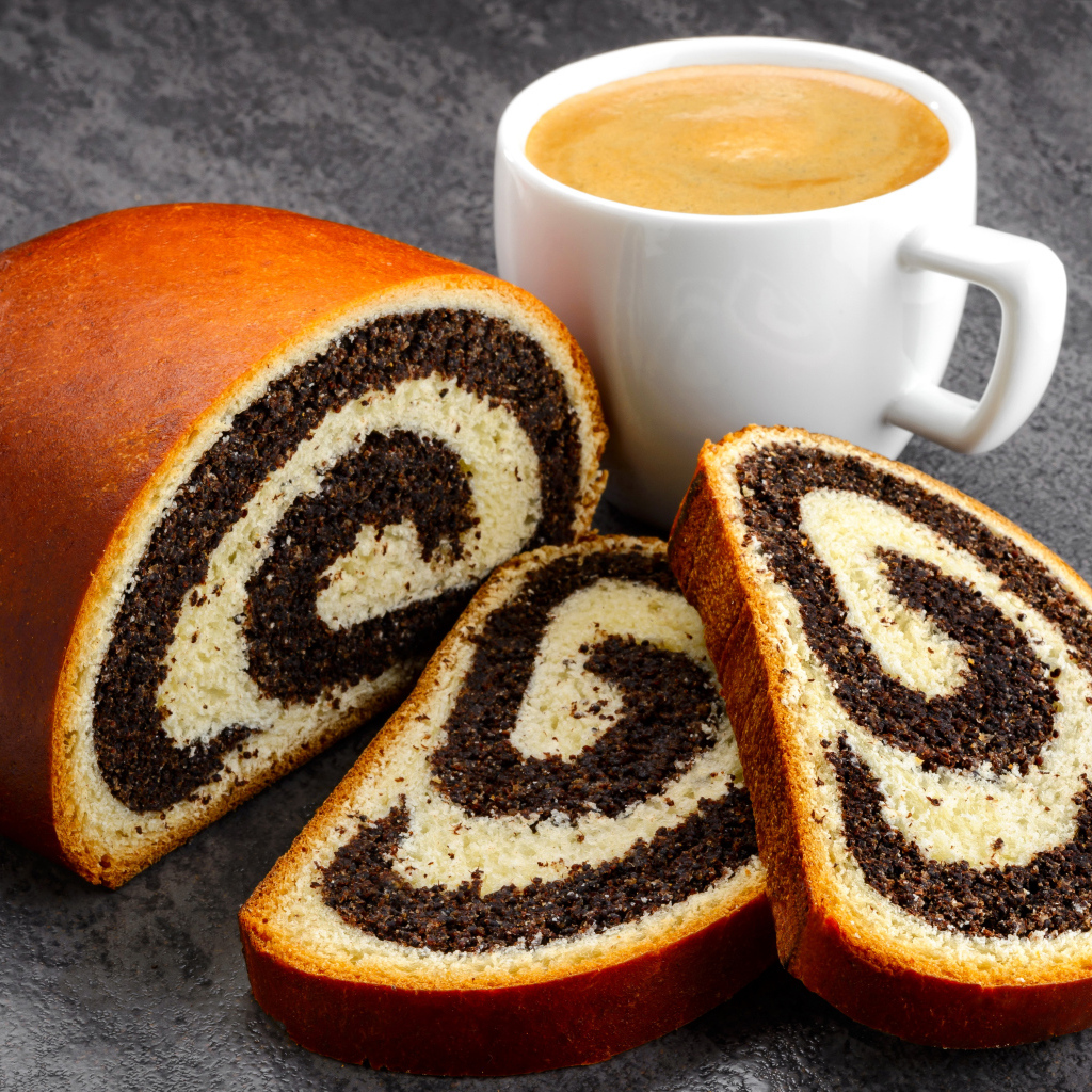 Рулет с маком на столе  с кофе