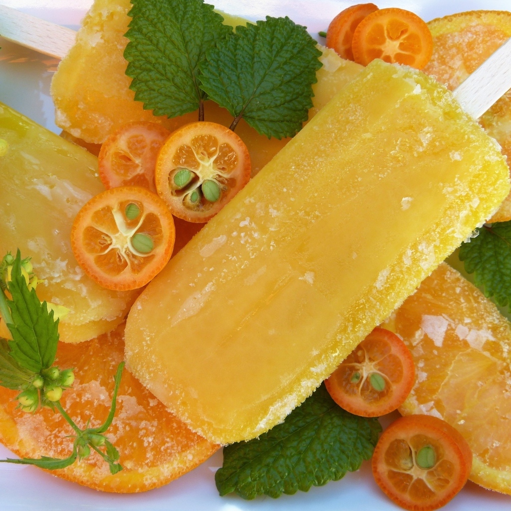 Фруктовое мороженое на палочке с кусочками фруктов