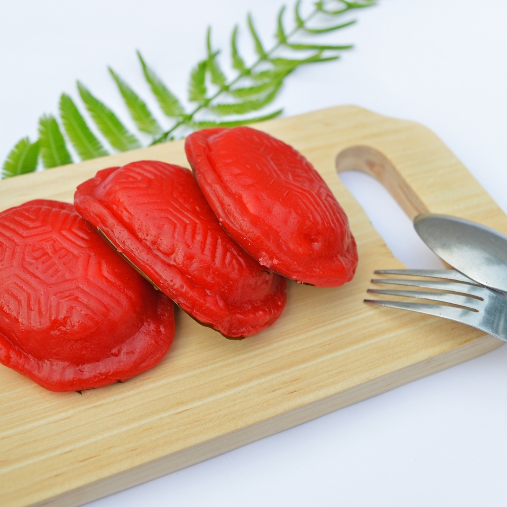 Красное печенье на деревянной доске