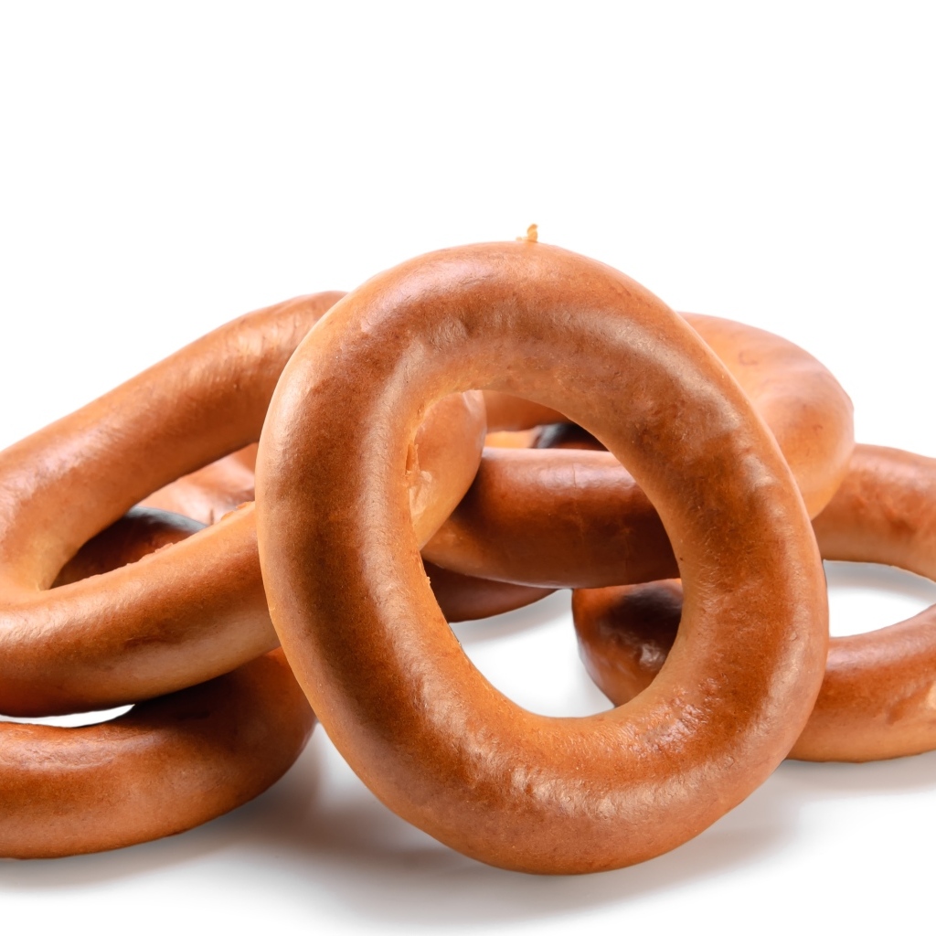 Круглые бублики на белом фоне