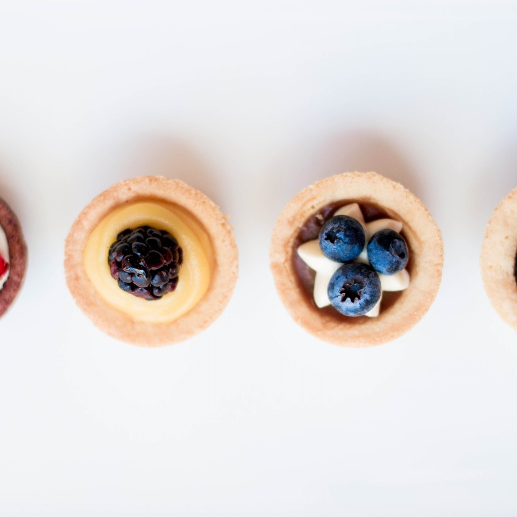 Песочное печенье с кремом на белом фоне