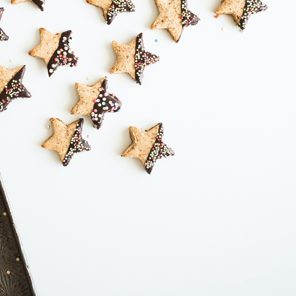 Печенье звездочки на белом фоне