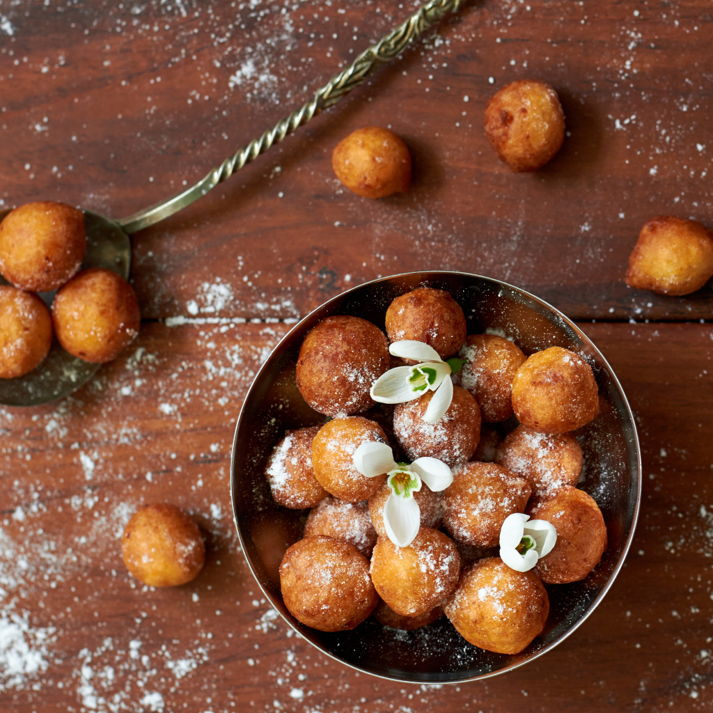 Сладкие сырные шарики с сахарной пудрой