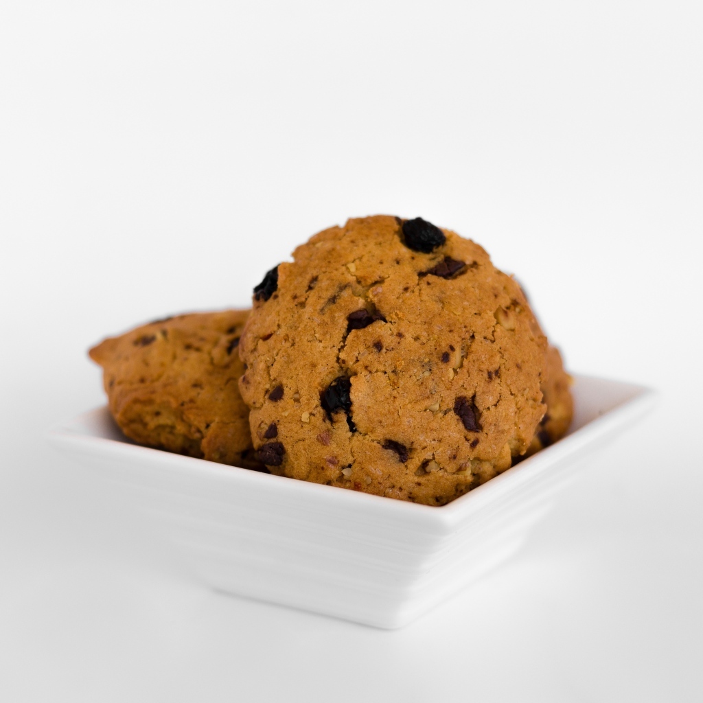 Сладкое печенье в белой тарелке 