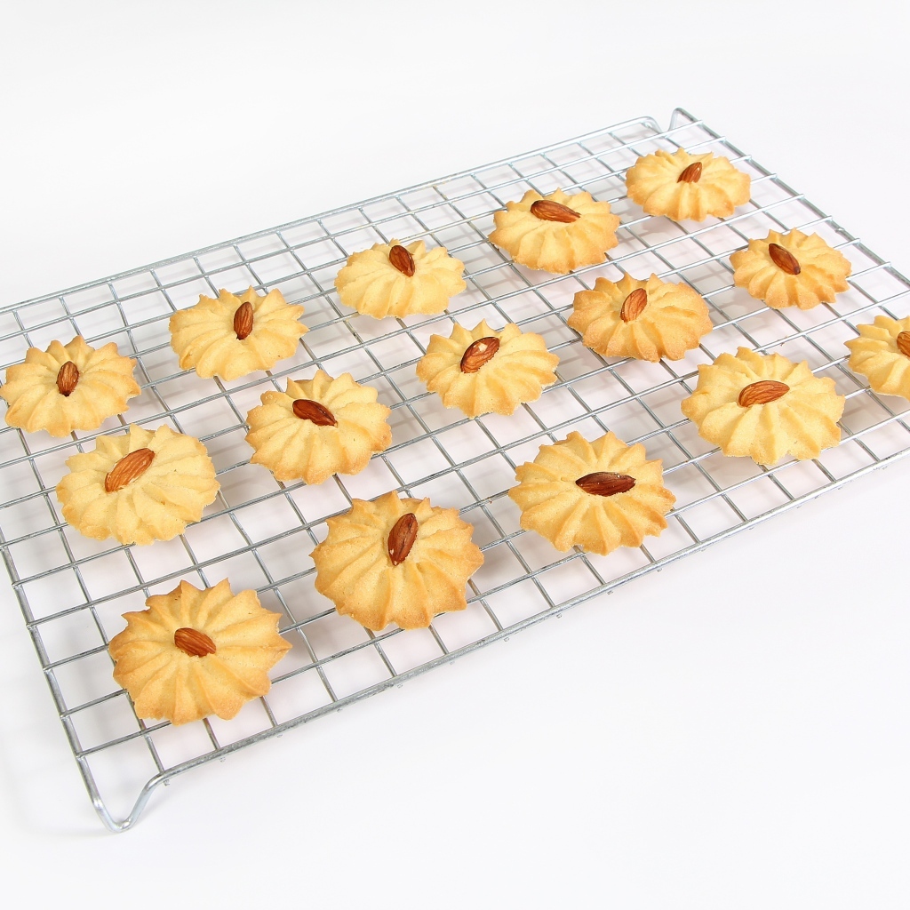 Сладкое печенье с миндальным орехом на белом фоне