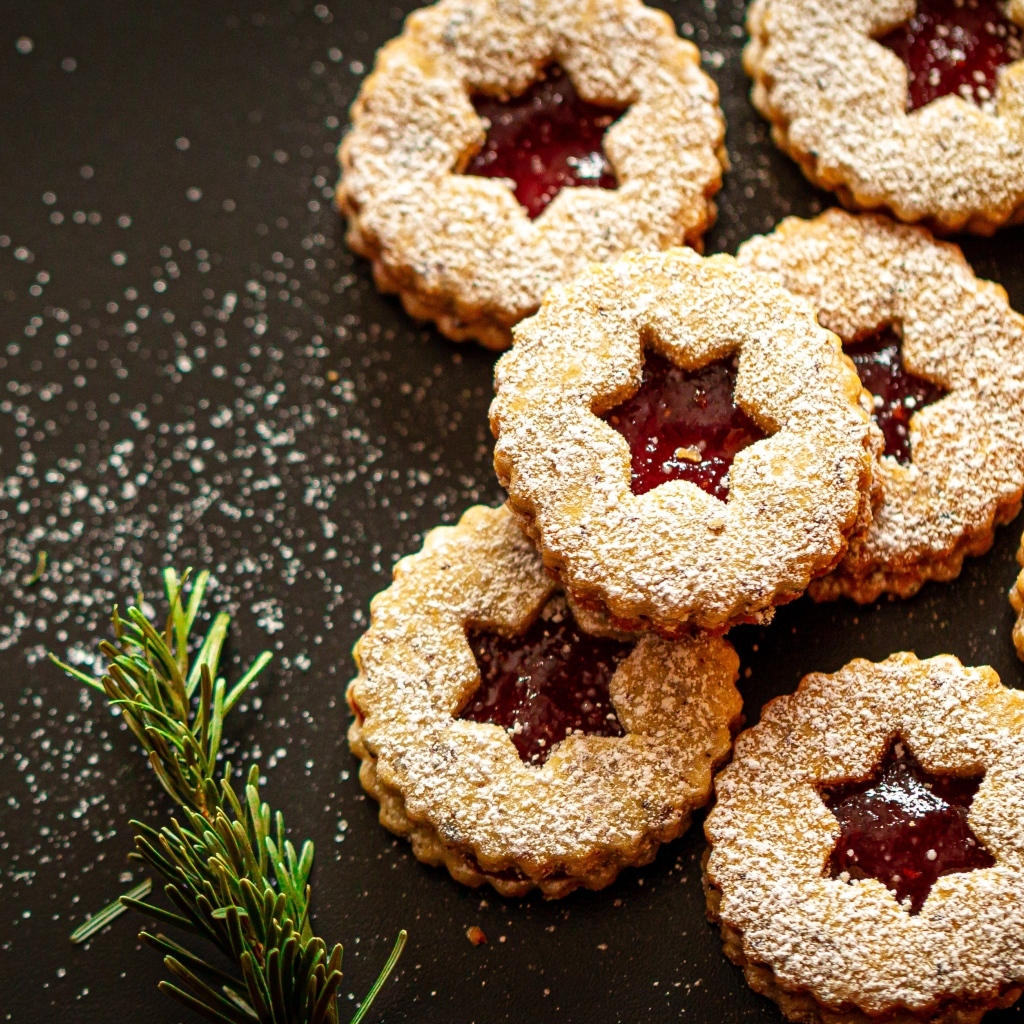 Сладкое печенье с джемом и сахарной пудрой