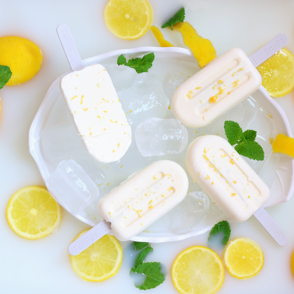 Сладкое сливочное мороженое с лимонами
