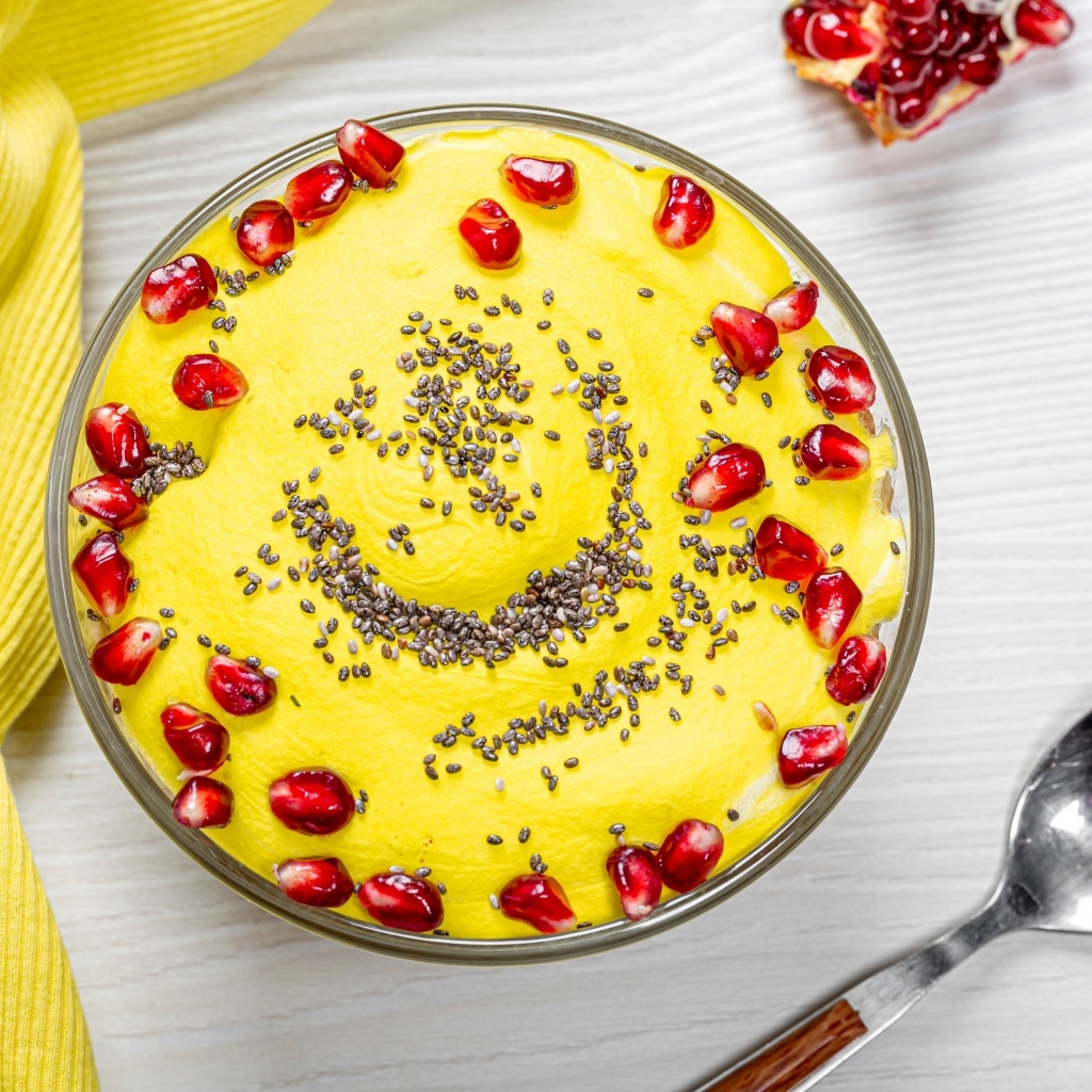 Сладкий десерт с зернами граната