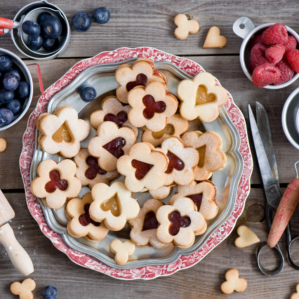 Сладкое фигурное печенье на столе с ягодами