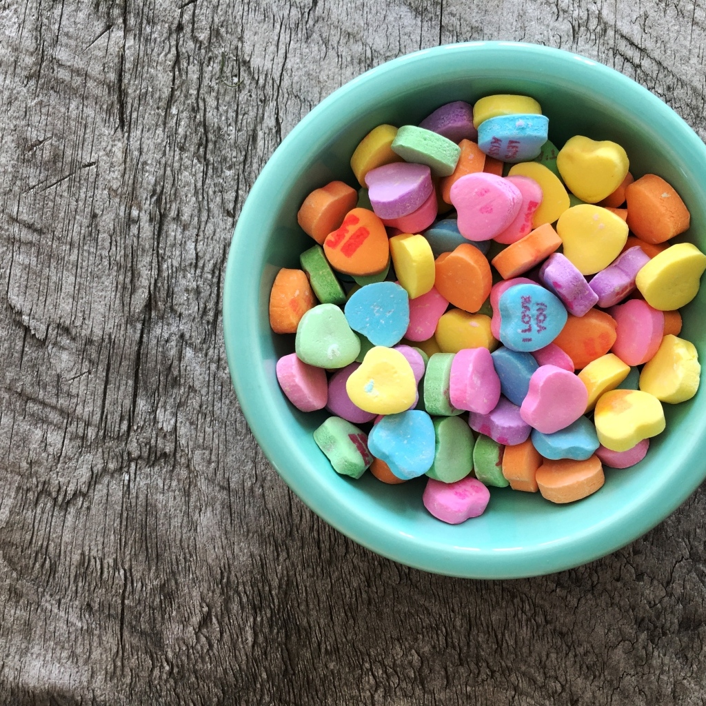 Сладкие сердечки в вазе на столе