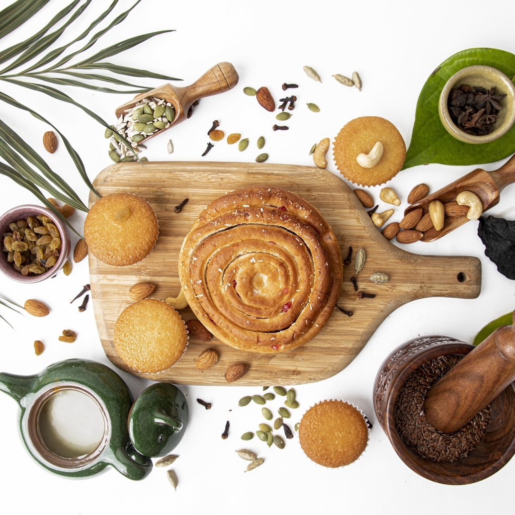 Сладкая выпечка на столе с орехами и специями