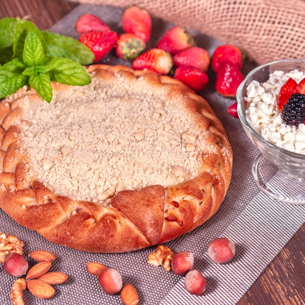 Сладкий пирог с ягодами на столе