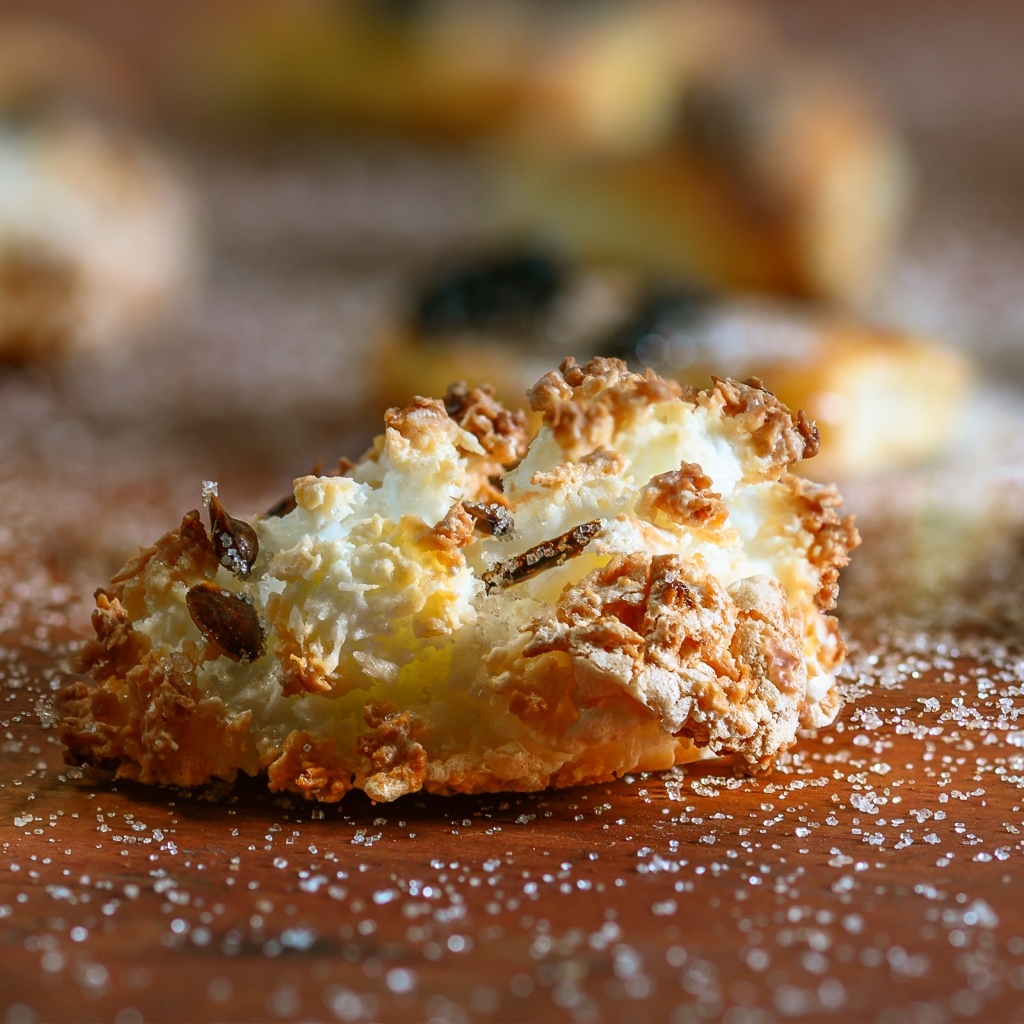 Сладкое сахарное печенье на столе