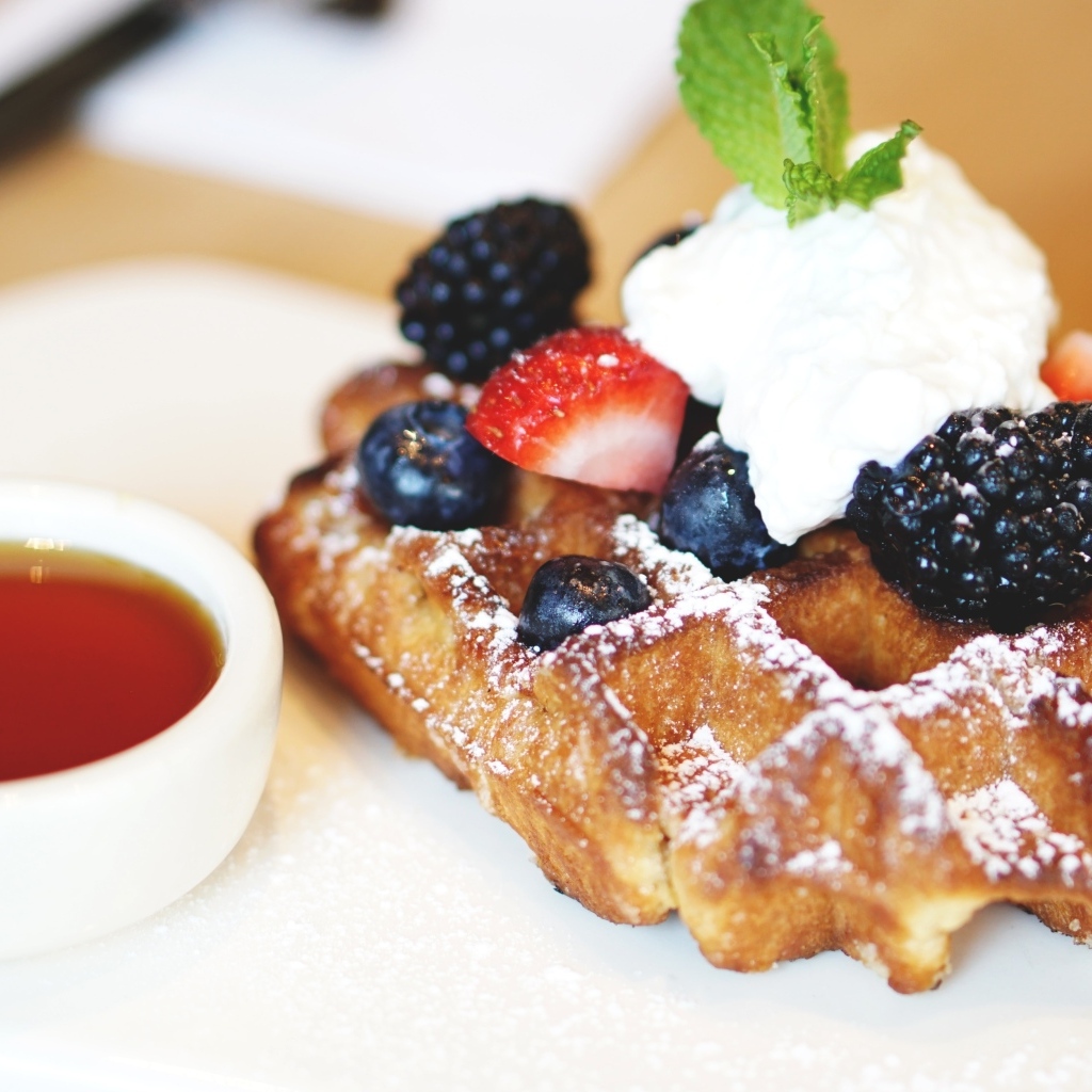 Сладкая вафля со сливками и ягодами