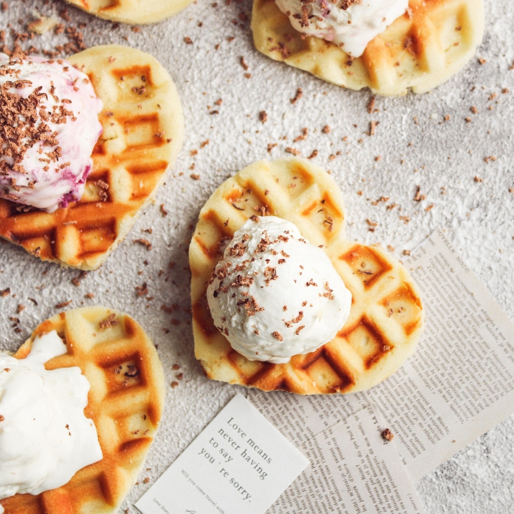 Сладкие вафли с шариками мороженого