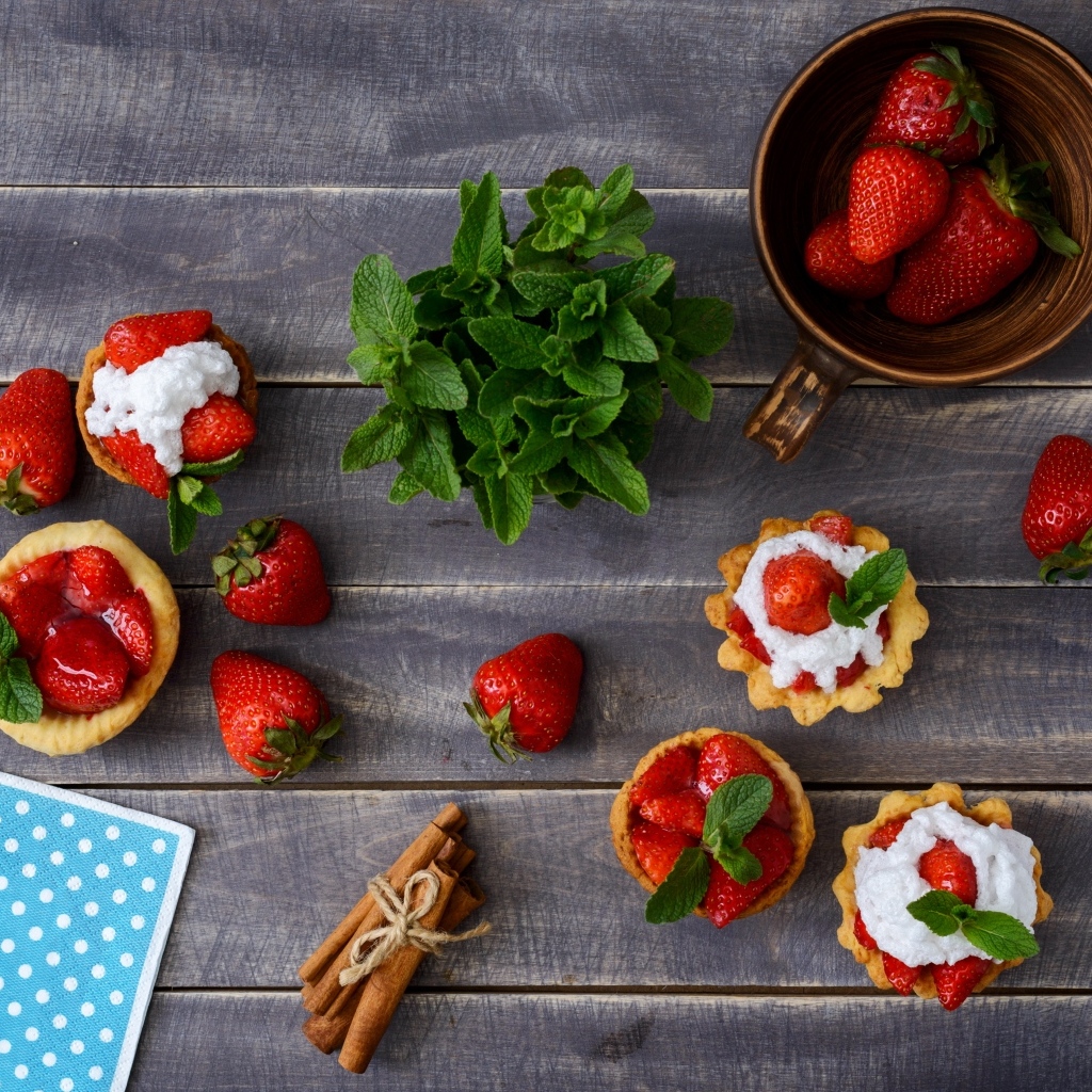 Тарталетки с кремом, ягодами клубники  и мятой