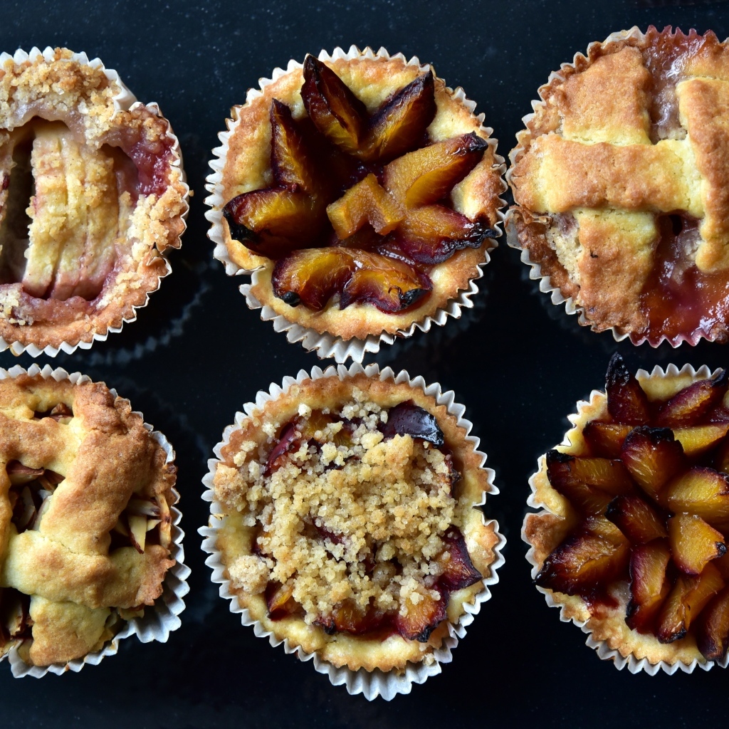 Тарталетки с фруктами на столе