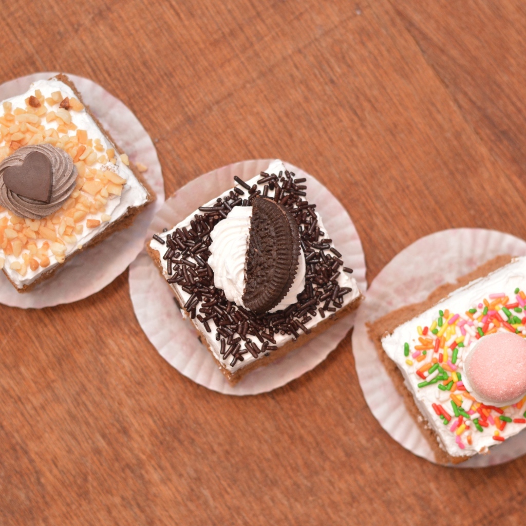 Три пирожных на деревянном столе