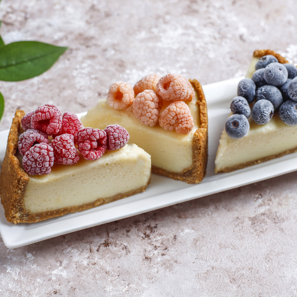 Три куска чизкейка с ягодами