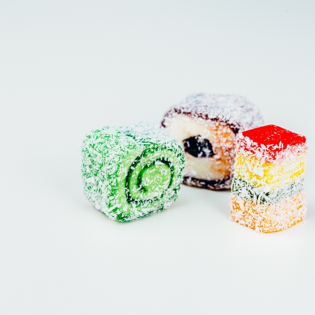 Десерт рахат лукум на сером фоне