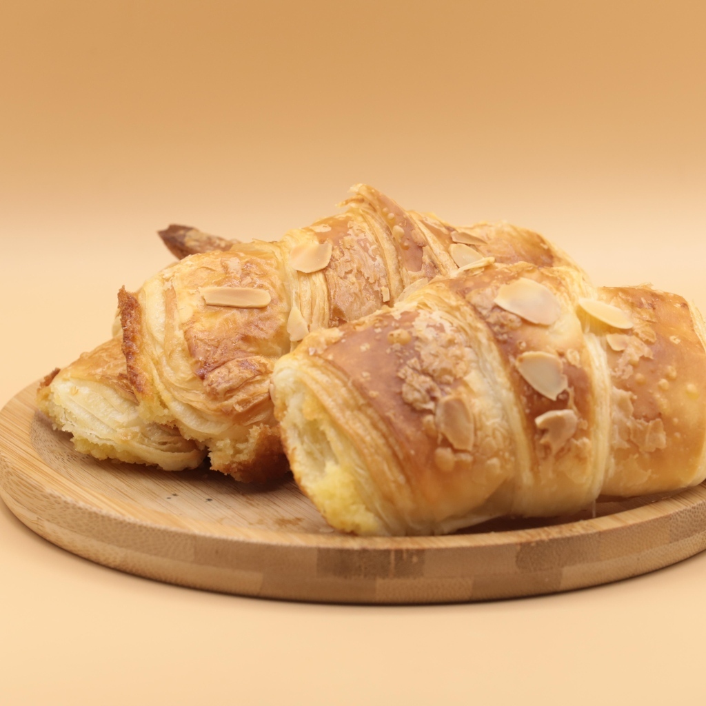 Два хрустящих круассана на доске