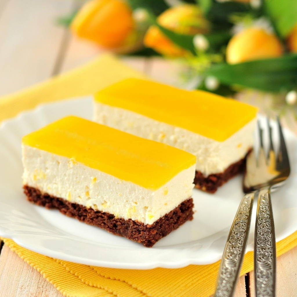 Два куска пирожного на тарелке