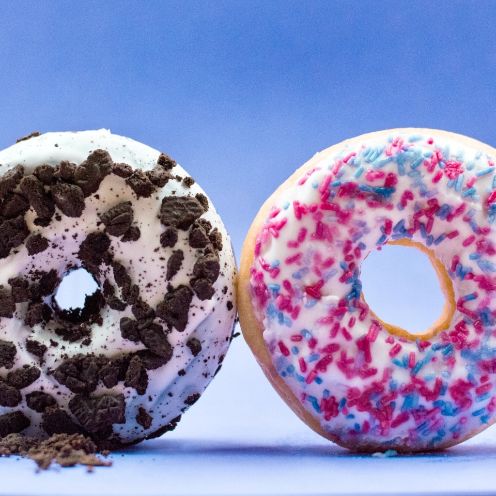 Два сладких пончика на голубом фоне