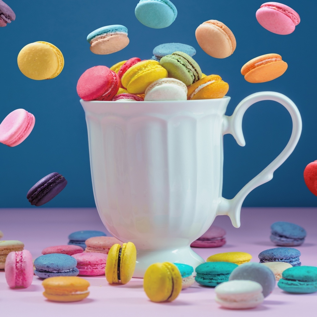 Белая чашка с десертом макарун