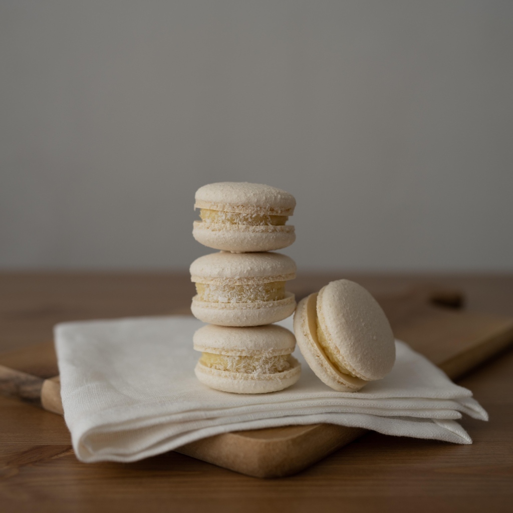 Белый десерт макаронс с кокосовой стружкой