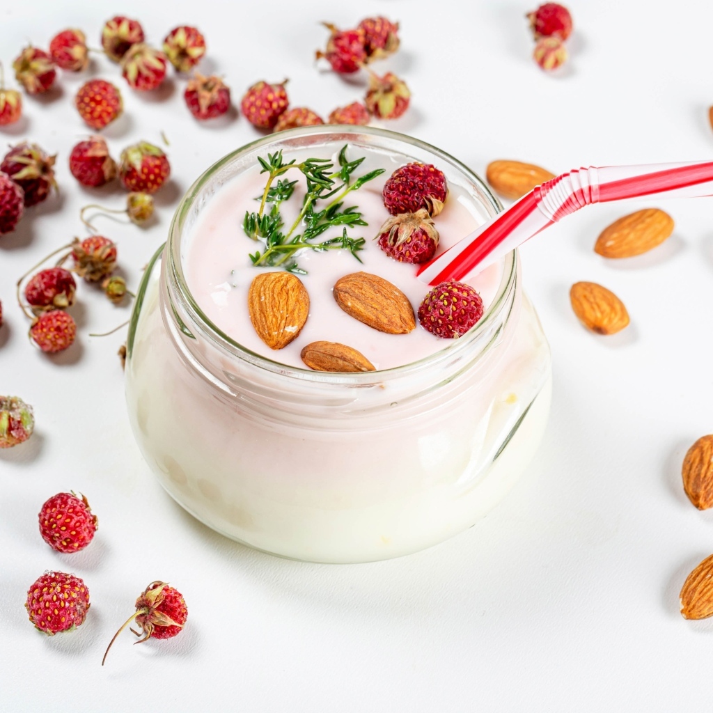 Йогурт с миндальными орехами и ягодами земляники